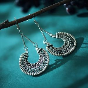 3/38🌸 Bohemian Moon Shaped Carved Braided Earring